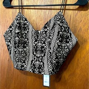 Romeo and Juliet cropped v-neck back zip tank size M